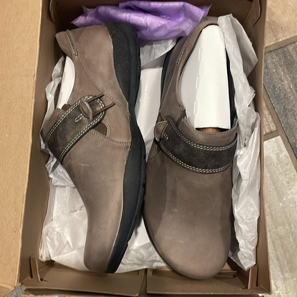 Clarks NIB - Picture 2 of 3